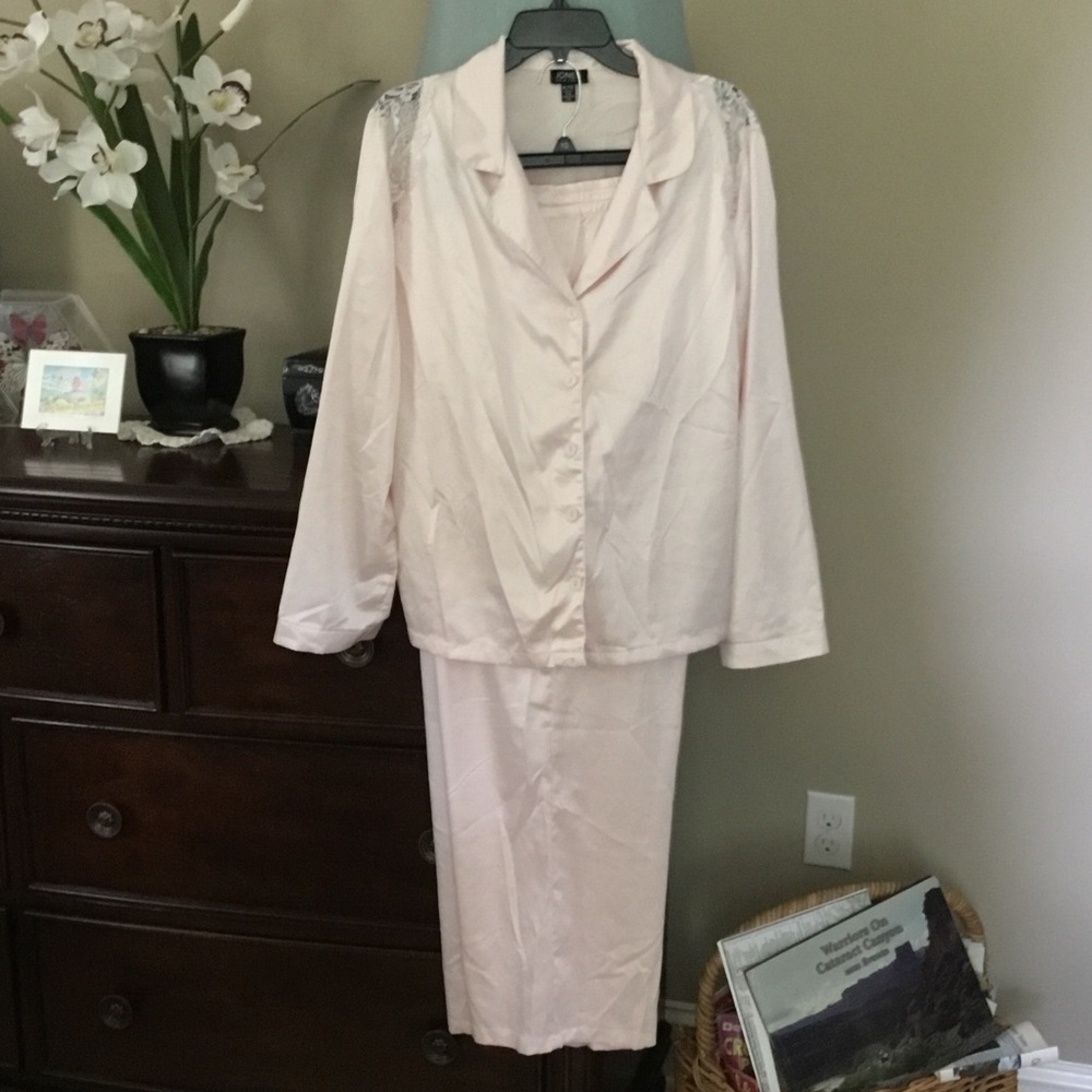 Jones New York-EUC-Baby Pink Satin Pajama Set with Lace Insets